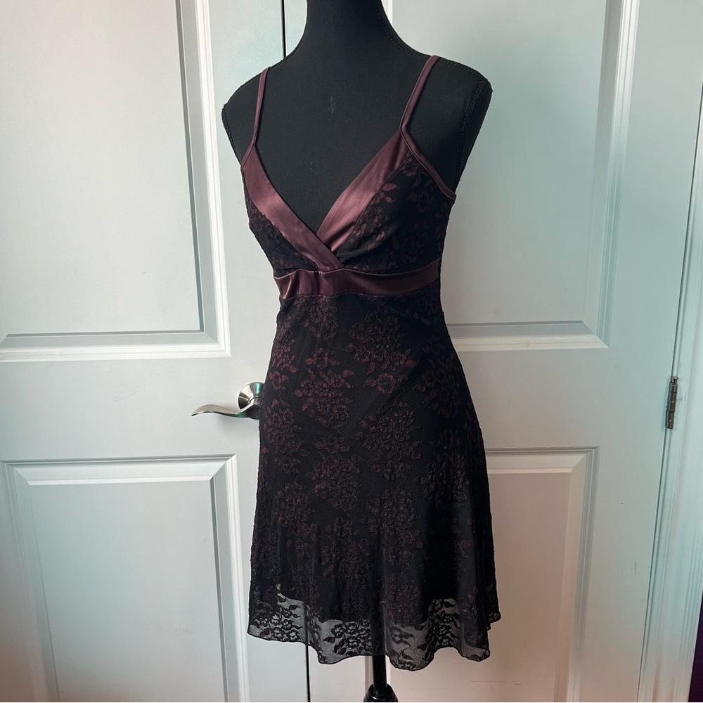 Chic Burgundy Lace Mini Dress